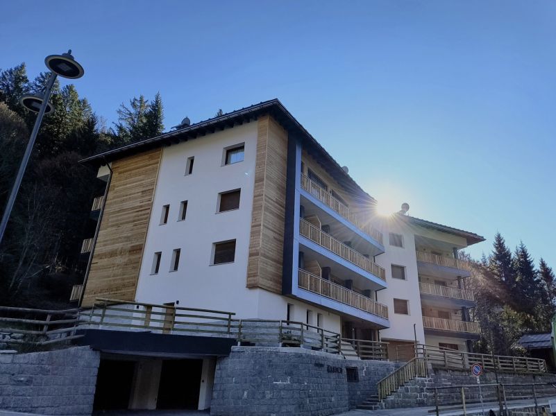 uomo appartamento finestra