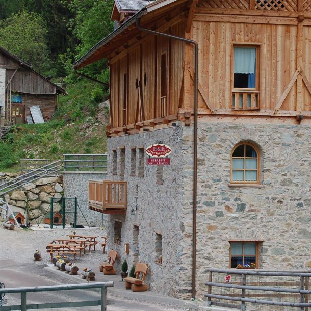dettaglio-parete-pietra-legno-chalet