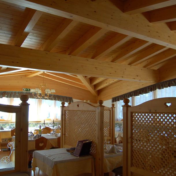 dettaglio-soffitto-sala-hotel