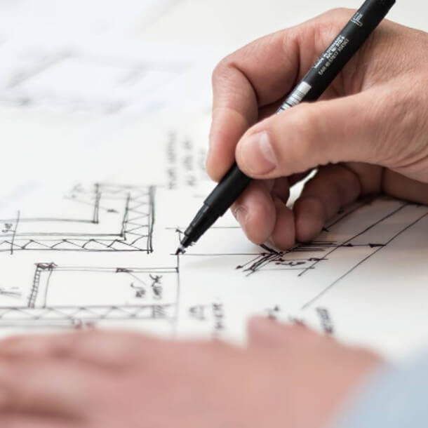 ingegnere progetta casa