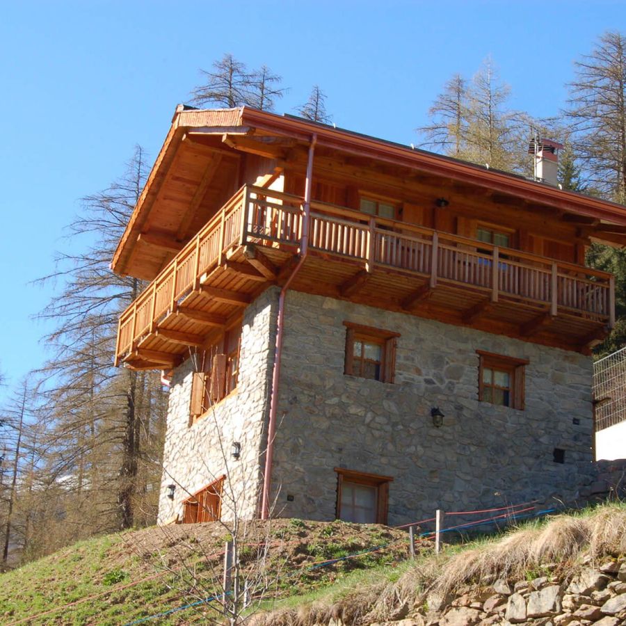maso-pietra-balcone-legno