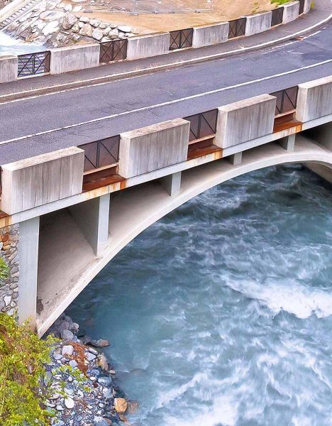 ponte stradale fiume